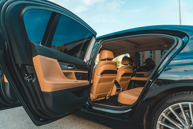 VIP Luxury Sedan Airport Transfer - Prebooked VIP Transfer: the anti-stress move for Reina Beatrix Airport